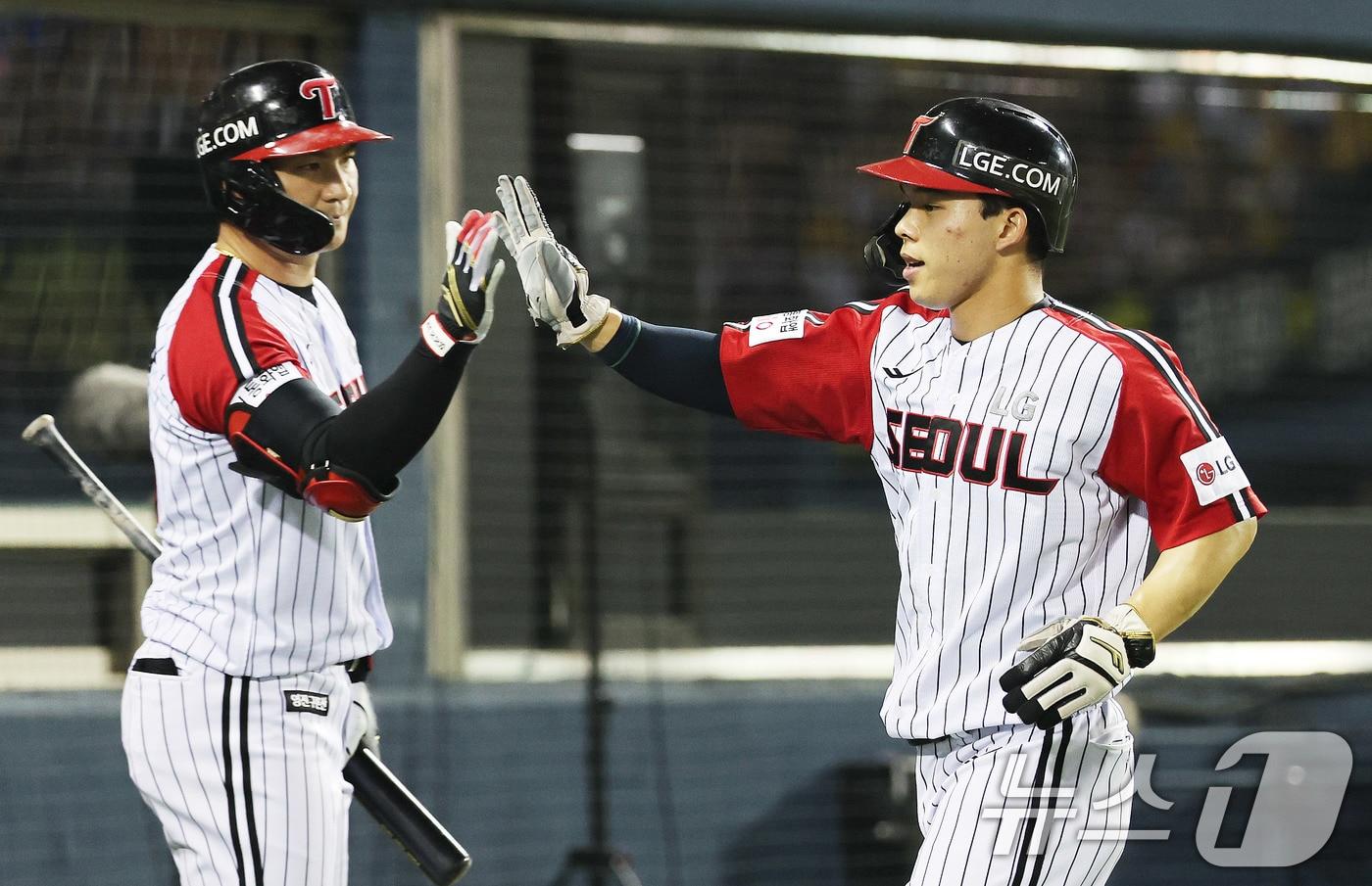 본문 이미지 - LG 트윈스 문성주(오른쪽).  ⓒ 뉴스1 박지혜 기자