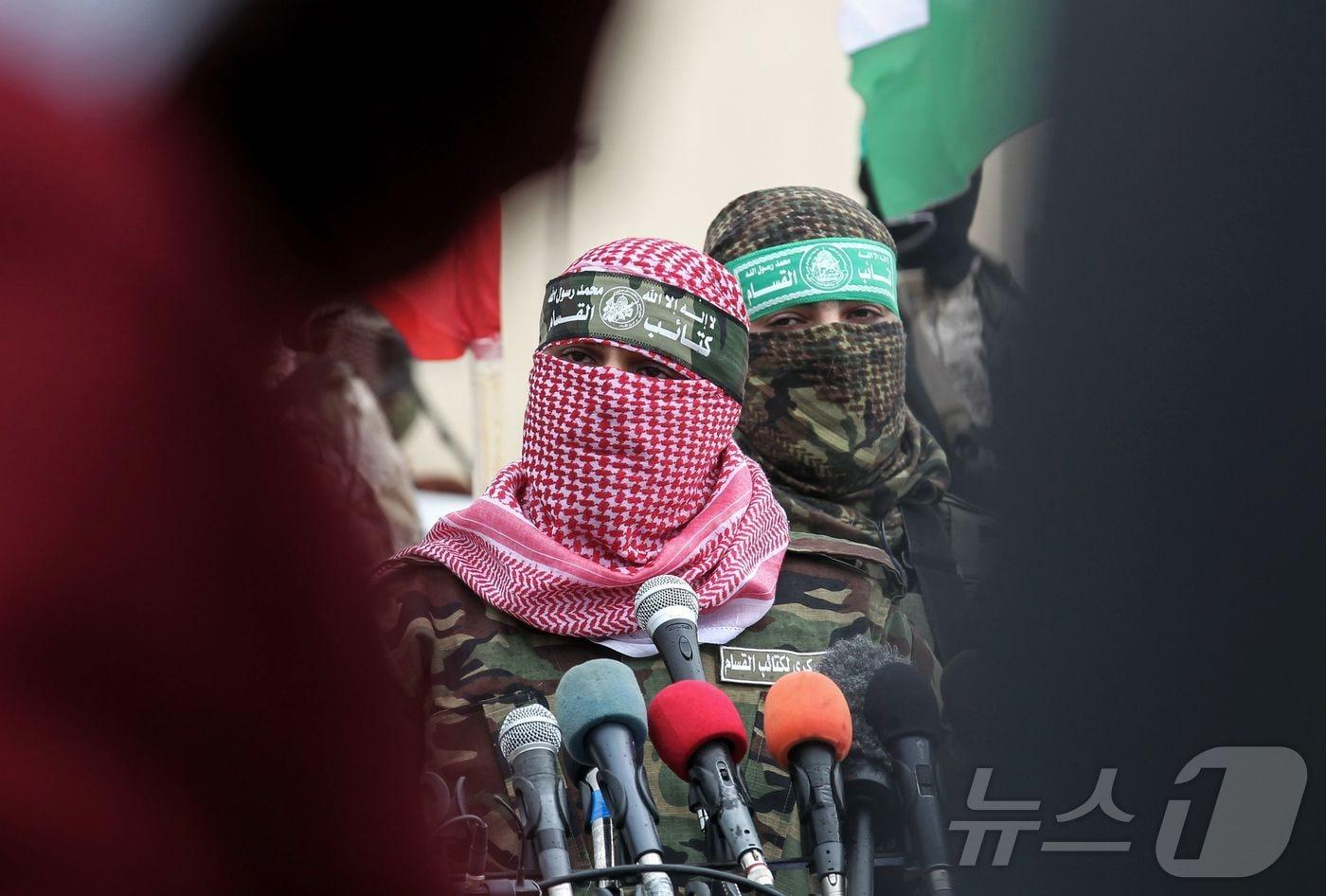팔레스타인 무장 정파 하마스의 군사 조직인 알카삼 여단의 아부 우베이다 대변인이 2017년 1월 31일 가자지구 남부 라파에서 연설하고 있다. 2017.1.31 자료사진 ⓒ AFP=뉴스1 ⓒ News1 강민경 기자