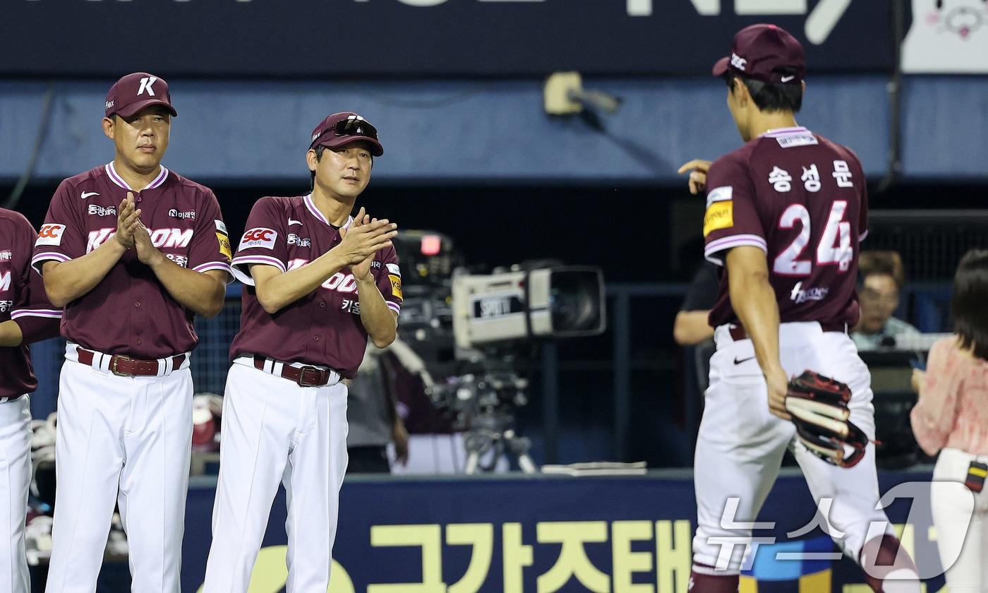 31일 오후 서울 잠실야구장에서 열린 2025 신한 SOL뱅크 KBO리그 키움 히어로즈와 LG 트윈스의 경기에서 6-5로 승리를 거둔 키움 히어로즈 선수들이 키움 설종진 감독대행의 박수를 받고 있다. 2025.8.31/뉴스1 ⓒ News1 박지혜 기자