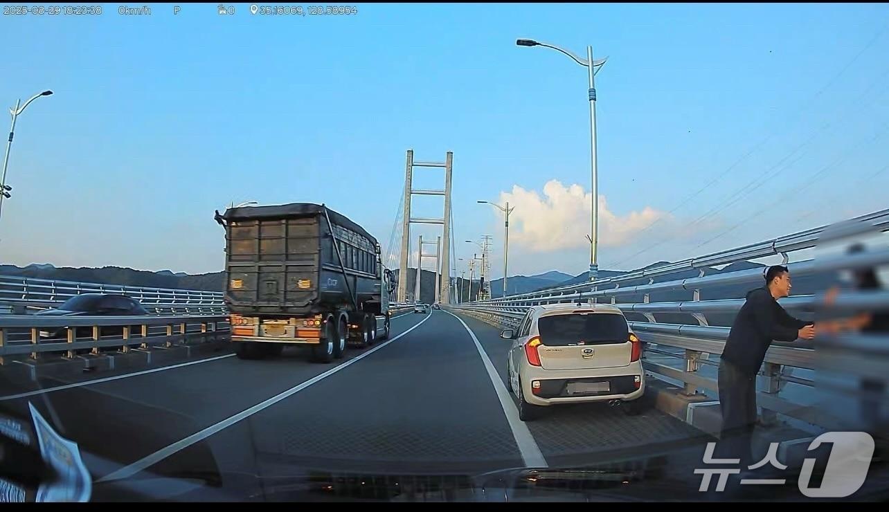 본문 이미지 - 마산소방서 이보검 소방사가 지난 29일 오후 마창대교에서 극단적 선택을 하려던 여성을 붙잡고 설득하고 있다.(마산소방서 제공. 재판매 및 DB금지)