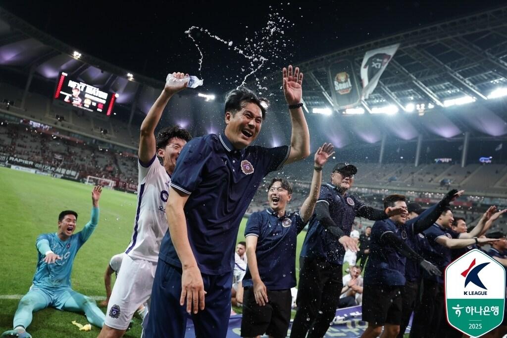 본문 이미지 - 승리 후 기뻐하는 안양 선수단과 유병훈 감독(한국프로축구연맹 제공) 