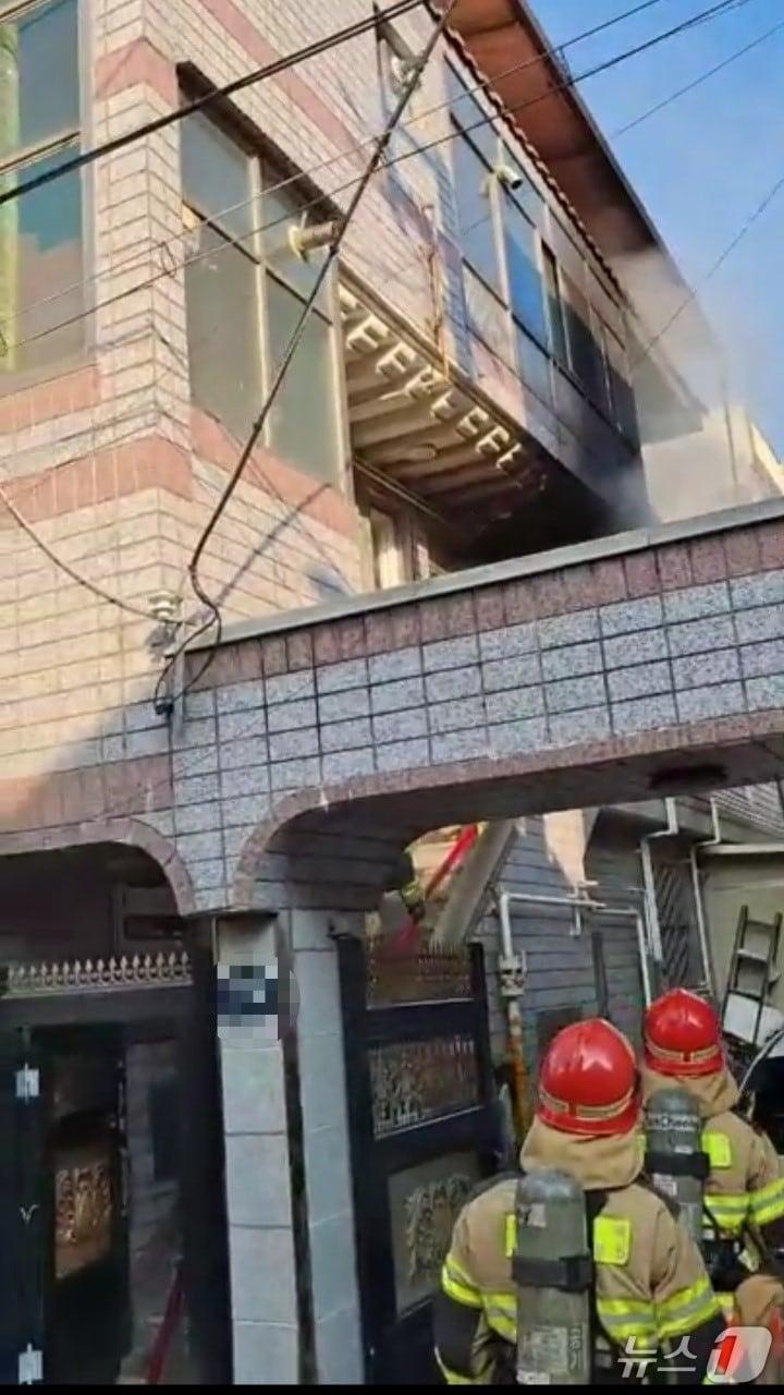 본문 이미지 - 31일 오전 7시 25분쯤 대구 북구 구암동의 한 다세대주택에서 불이 나 소방 당국이 진화하고 있다. (대구소방안전본부 제공. 재판매 및 DB 금지) 2025.8.31/뉴스1