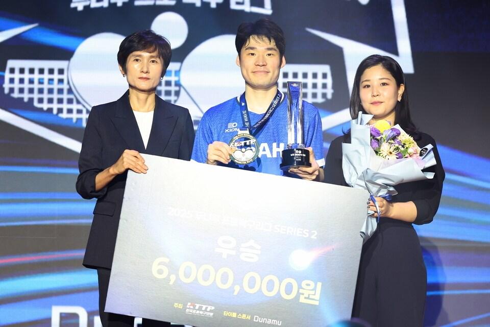 본문 이미지 - 두나무 프로탁구리그 시리즈2 남자부 우승을 차지한 장우진(KTTP 제공) 