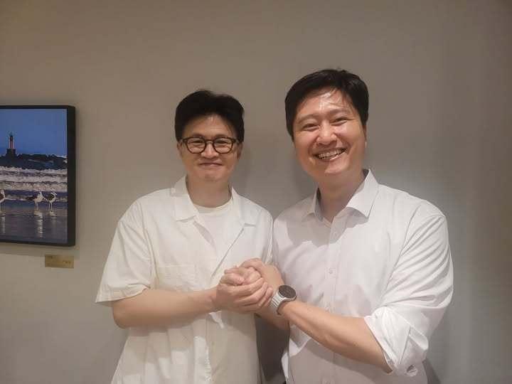 본문 이미지 - 우재준 국민의힘 청년최고위원이 31일 한동훈 전 대표와 회동했다며 페이스북에 게재한 사진 (우재준 청년최고위원 페이스북 갈무리)