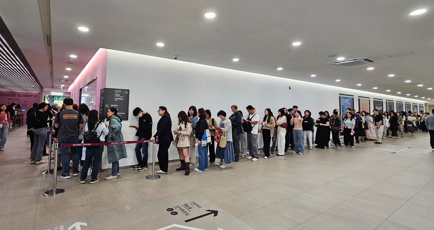 세종문화회관 로비에서 &#39;모네에서 앤디워홀까지&#39; 전시회 입장을 기다리는 관객들 &#40;아트리움 제공&#41;