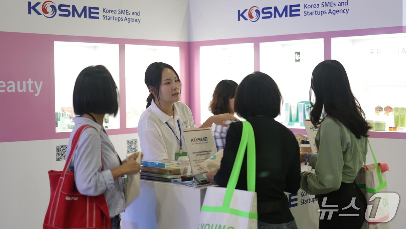 중진공이 이달 2일 KCON LA 2025 현지에서 관람객을 대상으로 K-중소기업 제품을 홍보하고 있다. (중진공 제공)