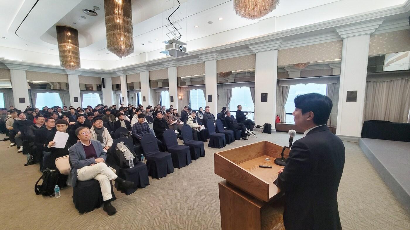 지난해 11월 27일 한국프레스센터에서 윤태운 법무법인 선운 변호사가 한국프랜차이즈산업협회 피자헛 판결 대응 설명회를 진행하고 있다.&#40;한국프랜차이즈산업협회 제공&#41;