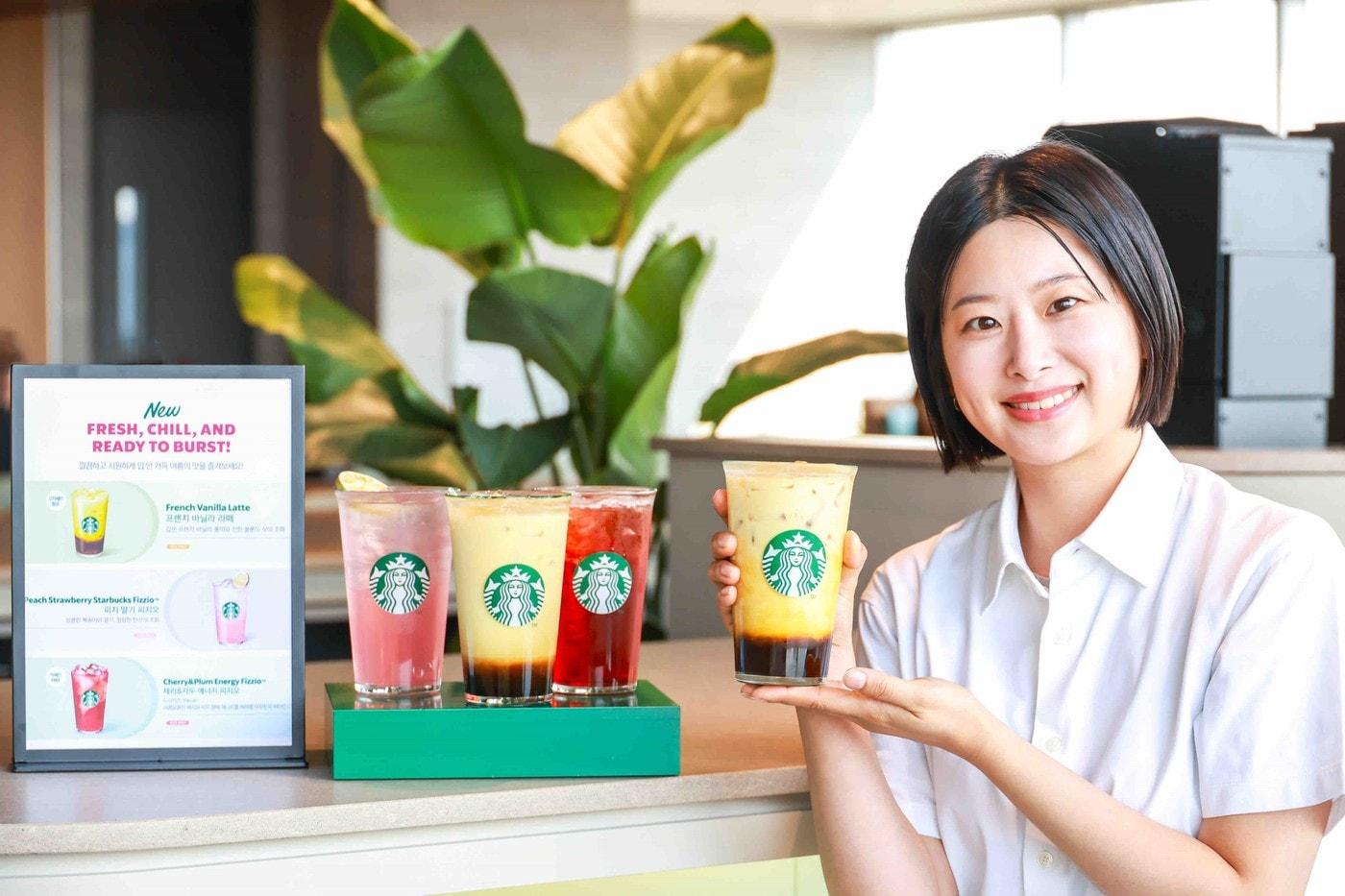 모델이 스타벅스 인기 여름 음료 3종을 소개하는 모습.(스타벅스 코리아 제공) 