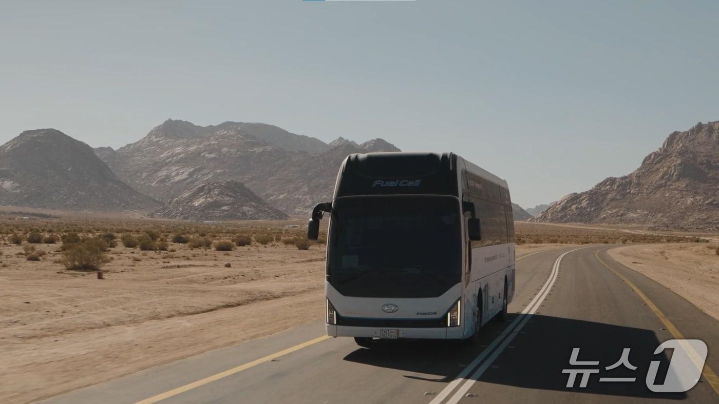  사우디아라비아의 네옴 트로제나 지역에서 현대차 유니버스 FCEV 주행 실증 중인 모습 (현대차그룹 제공)