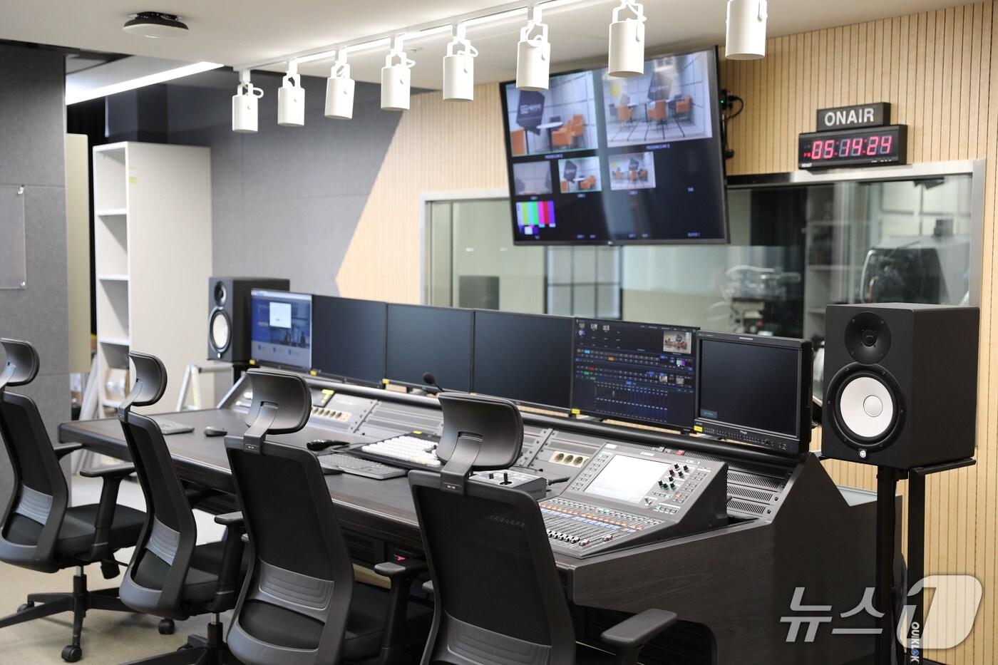 서울관광플라자 썸머스쿨에서 이용하는 편집조정실(서울관광재단 제공)