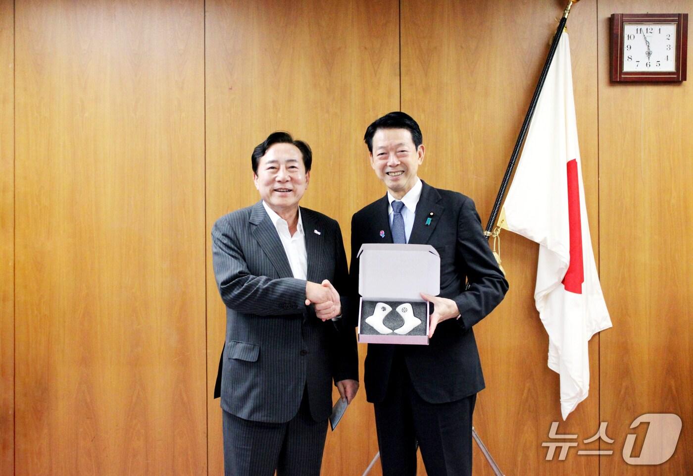 1일 일본 도쿄에서 김기문 중소기업중앙회장(왼쪽)과 무토 요지 일본 경제산업성 대신이 한일 중소기업 공동포럼 관련 논의 후 기념사진을 촬영하고 있다. (중소기업중앙회 제공. 재판매 및 DB금지)