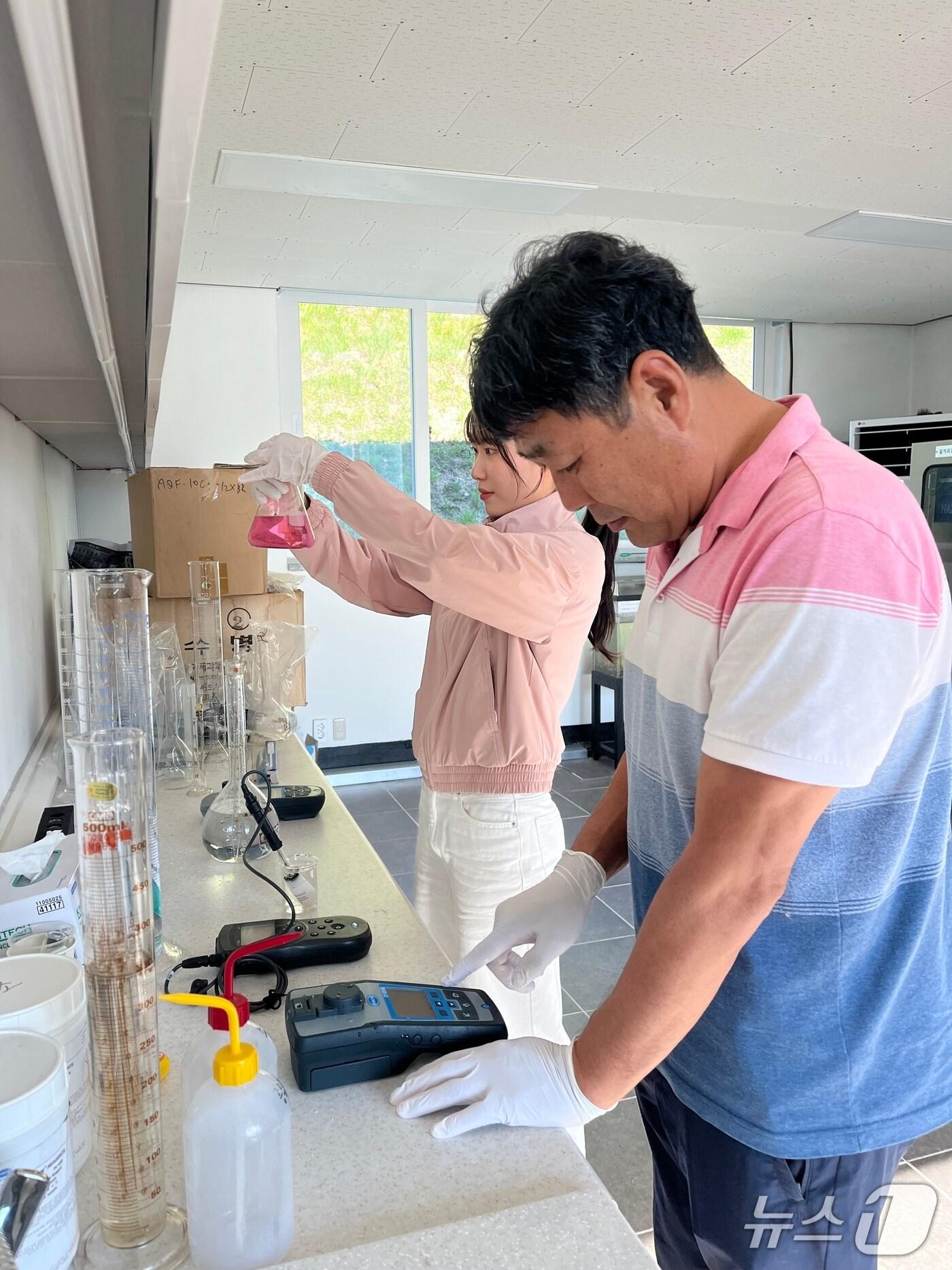 본문 이미지 -  영동군상수도사업소 수질검사 모습 (영동군 제공, 재판매 및 DB금지) /뉴스1