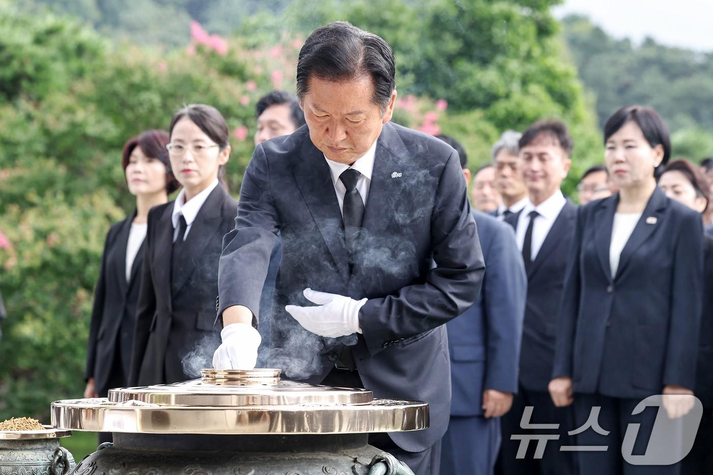 정청래 더불어민주당 대표가 4일 오전 서울 동작구 현충원을 찾아 현충탑에 분향하고 있다. 2025.8.4/뉴스1 ⓒ News1 민경석 기자