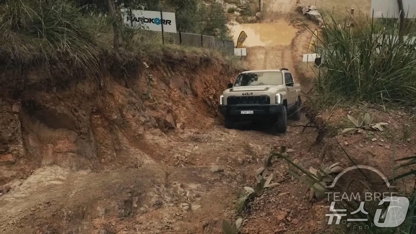  기아 타스만이 한쪽 바퀴가 들린 상황에서도 우수한 트랙션 컨트롤 시스템을 이용해 언덕을 등반하고 있다. &#40;팀 브리 오프로드&#40;Team Bree Offroad&#41; 유튜브 채널&#41;
