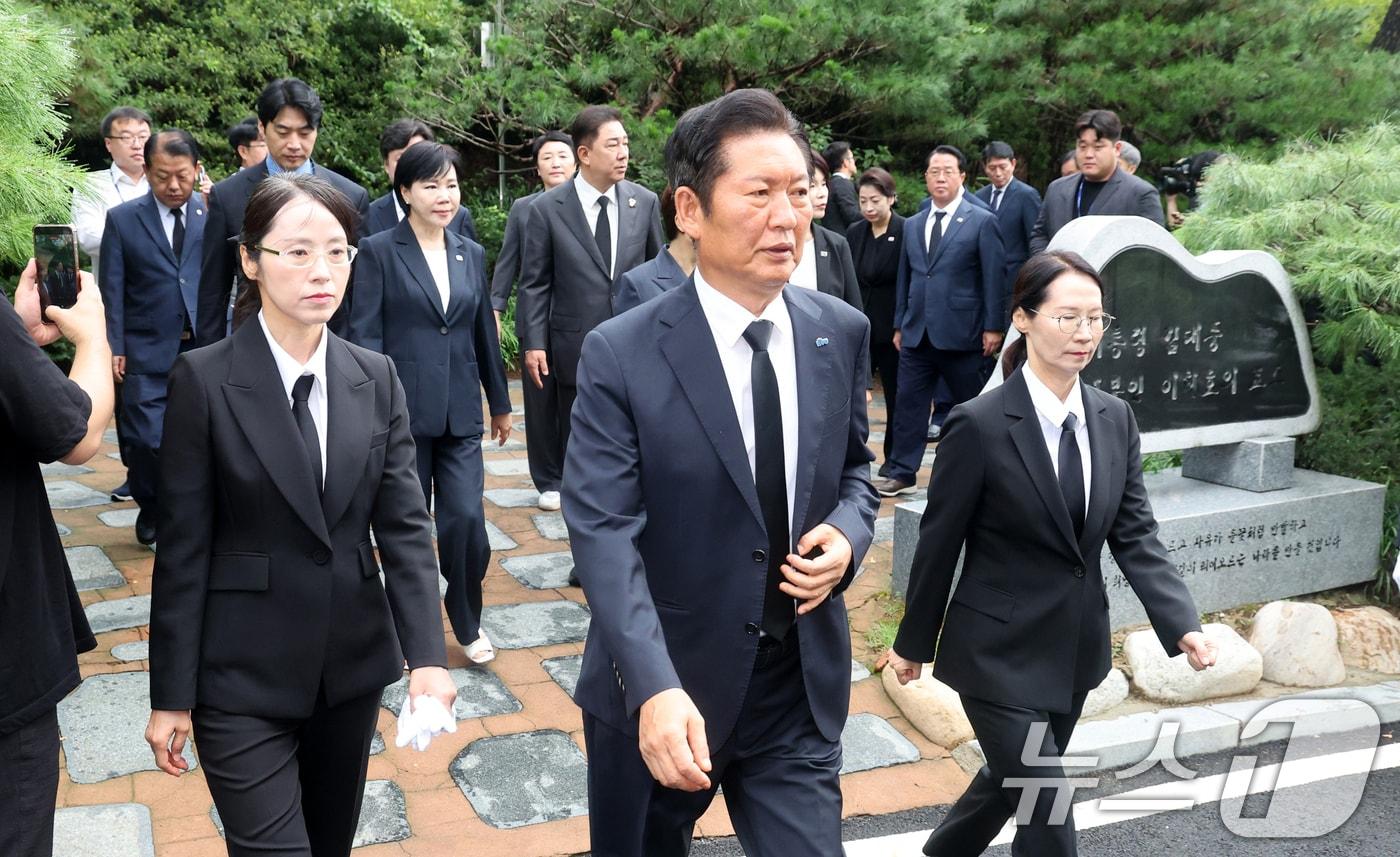 정청래 더불어민주당 대표가 4일 오전 서울 동작구 현충원 내 故 김대중 전 대통령 묘역을 참배한 뒤 걸음을 옮기고 있다.&#40;공동취재&#41; 2025.8.4/뉴스1 ⓒ News1 민경석 기자