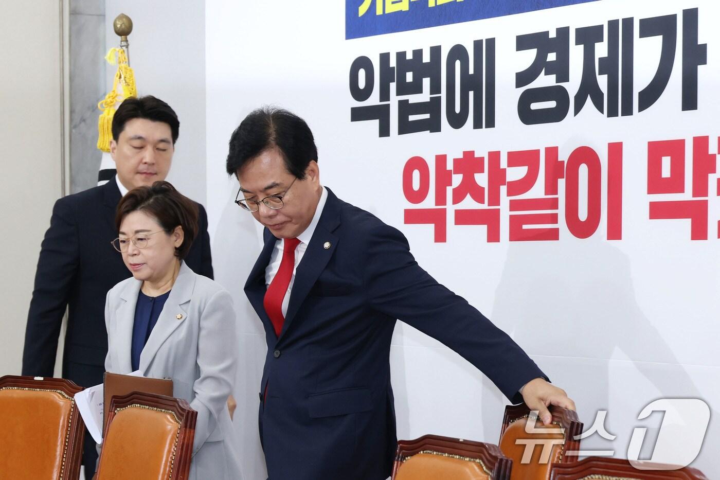 송언석 국민의힘 비상대책위원장 겸 원내대표가 4일 오전 서울 여의도 국회에서 열린 비상대책위원회의에 참석하고 있다. 2025.8.4/뉴스1 ⓒ News1 이광호 기자