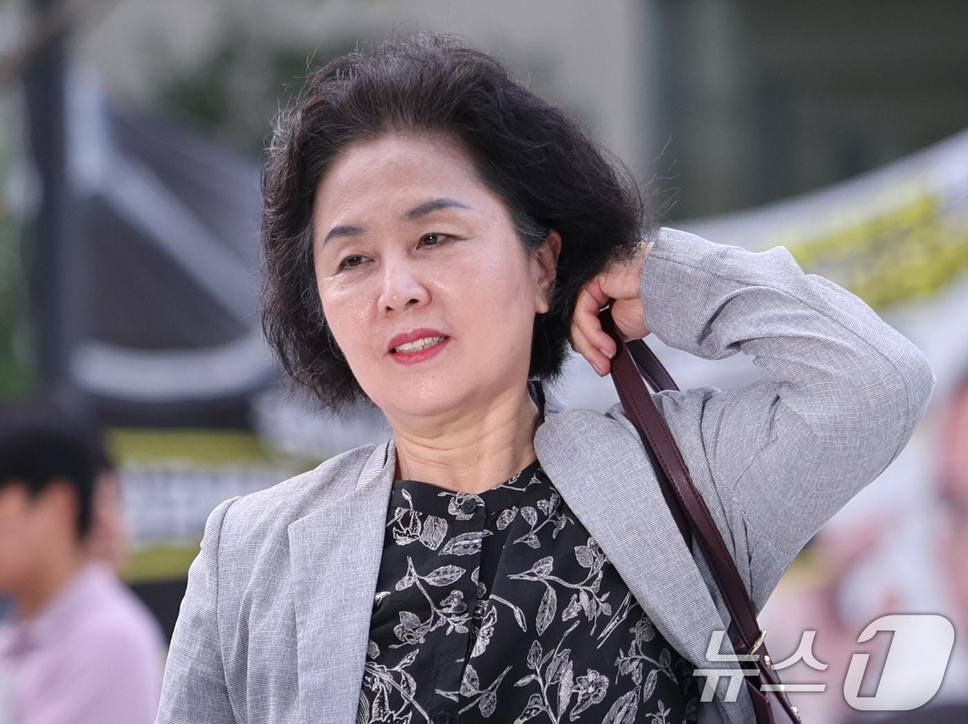 본문 이미지 - 김영선 전 국민의힘 의원이 4일 오전 서울 종로구에 마련된 김건희 특검팀(특별검사 민중기) 사무실로 조사를 받기 위해 출석하고 있다. 2025.8.4/뉴스1 ⓒ News1 박지혜 기자