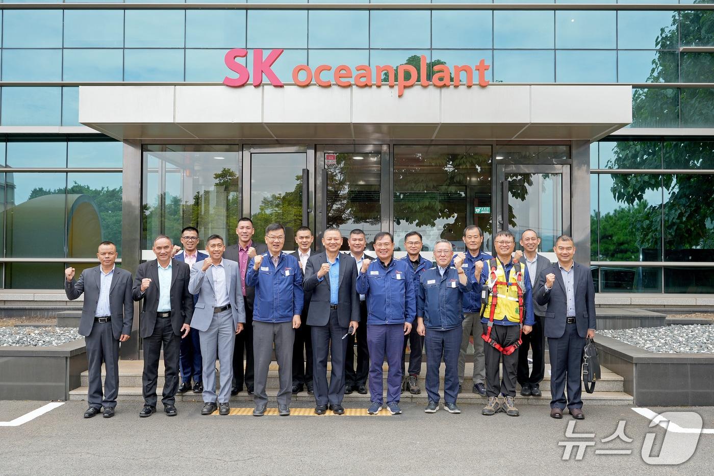 3일 경남 고성군 SK오션플랜트 본사에 방문한 태국 해군 참모총장 방문단이 기념사진을 촬영하고 있다.(SK오션플랜트 제공. 재판매 및 DB금지)