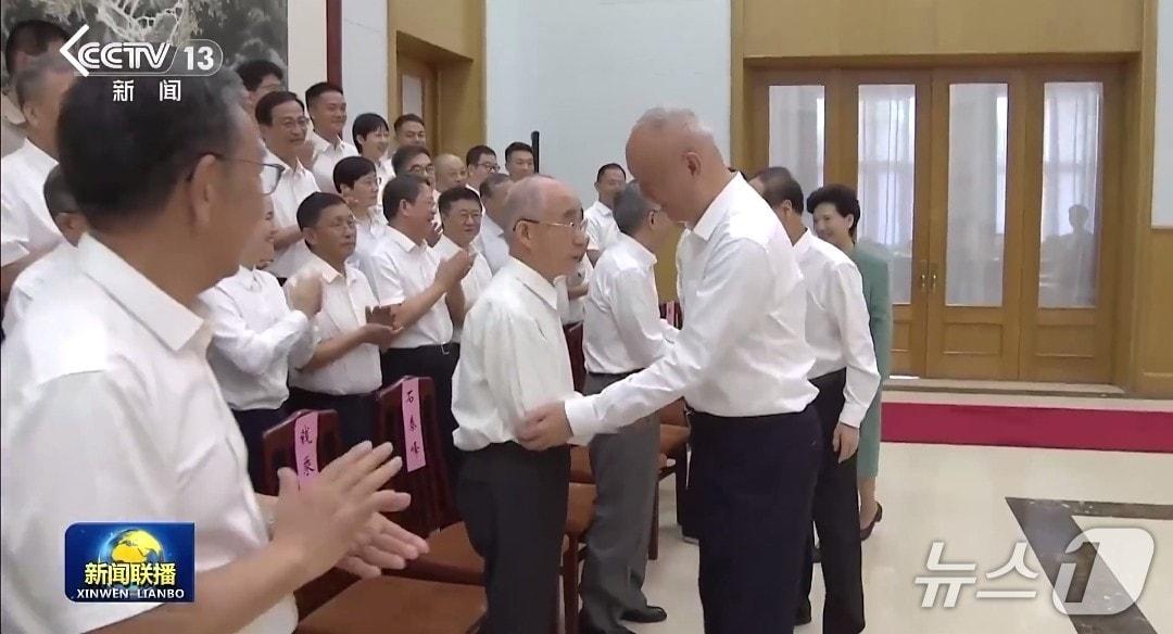 본문 이미지 - 차이치 중앙서기처 서기가 3일 허베이성 베이다이허에서 전문가들에게 인사를 전하고 있다. &#40;CCTV 갈무리&#41;