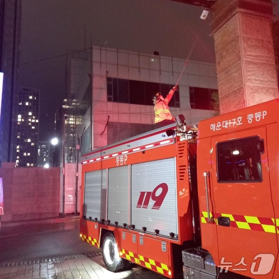 본문 이미지 - 호우주의보가 발령된 3일 오후 해운대구 중동 아파트에서 출입구 간판 이탈 우려가 소방당국에 접수 돼 소방대원들이 안전조치를 시행하고 있다.(부산소방재난본부 제공. 재판매 및 DB 금지)