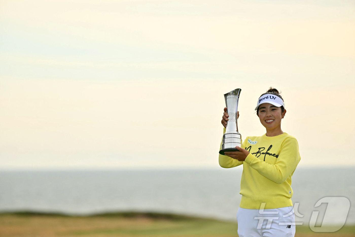 야마시타 미유&#40;일본&#41;가 3일&#40;현지시간&#41; 열린 AIG 위민스 오픈에서 우승한 뒤 트로피를 들고 포즈를 취하고 있다. ⓒ AFP=뉴스1