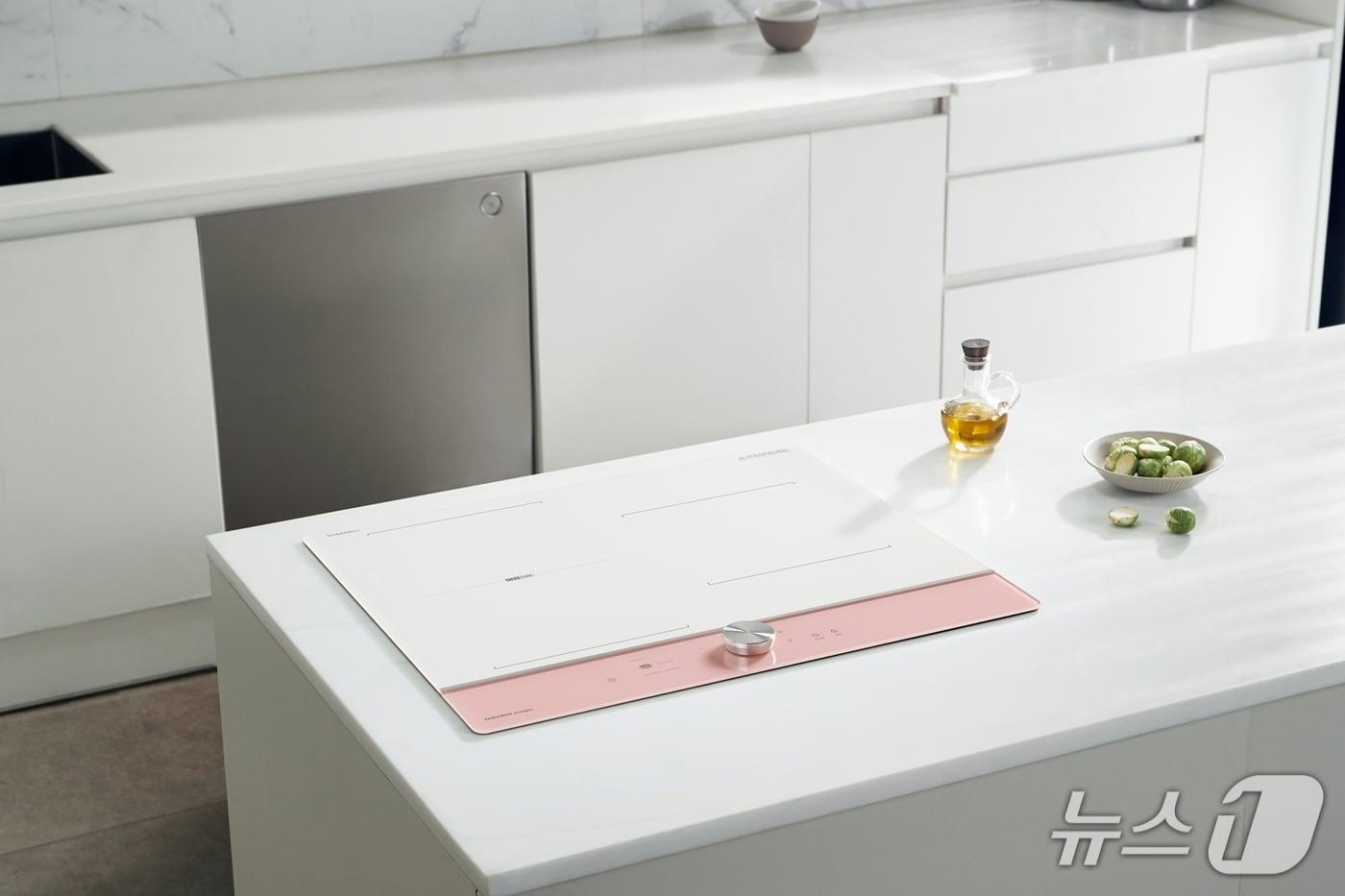 나비엔 매직 인덕션 ERI-5243AF&#40;핑크&#41; 연출 이미지 &#40;경동나비엔 제공&#41;