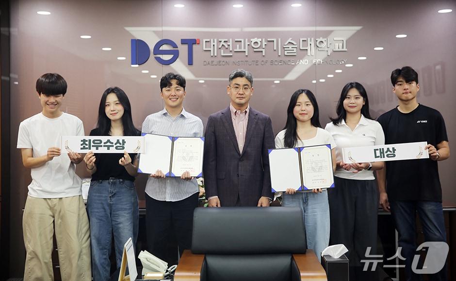 본문 이미지 - 한국전문대학교육협의회 주관 ‘2025년 전문대학생 우리 대학 홍보영상(숏폼) 제작 공모전’ 시상식 모습. (대전과기대 제공.재판매 및 DB금지)/뉴스1