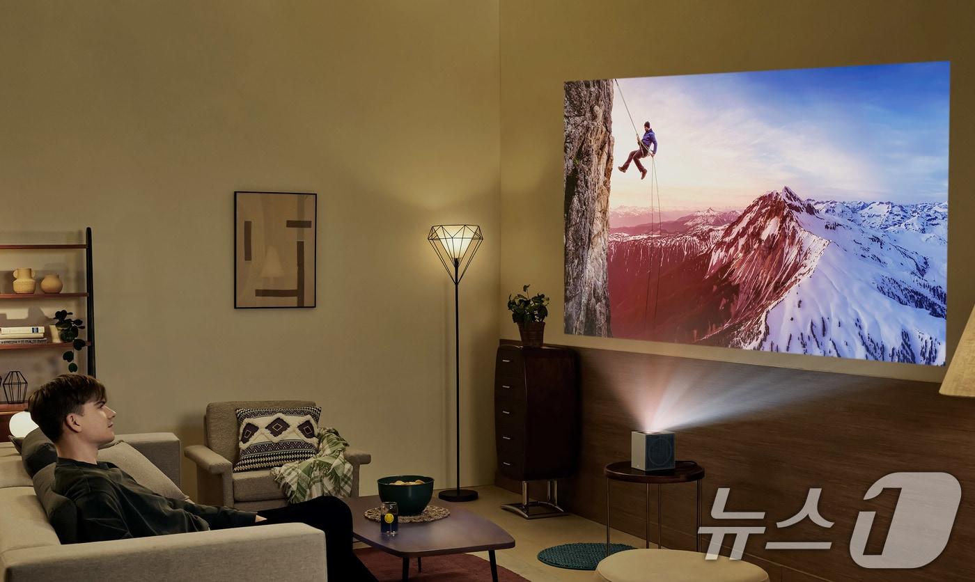 LG전자가 강력한 성능과 미니멀 디자인을 모두 갖춘 시네빔 쇼츠를 출시하며 라이프스타일 프로젝터 트렌드를 선도한다고 4일 밝혔다. &#40;LG전자 제공. 재판매 및 DB 금지&#41; 2025.8.4/뉴스1