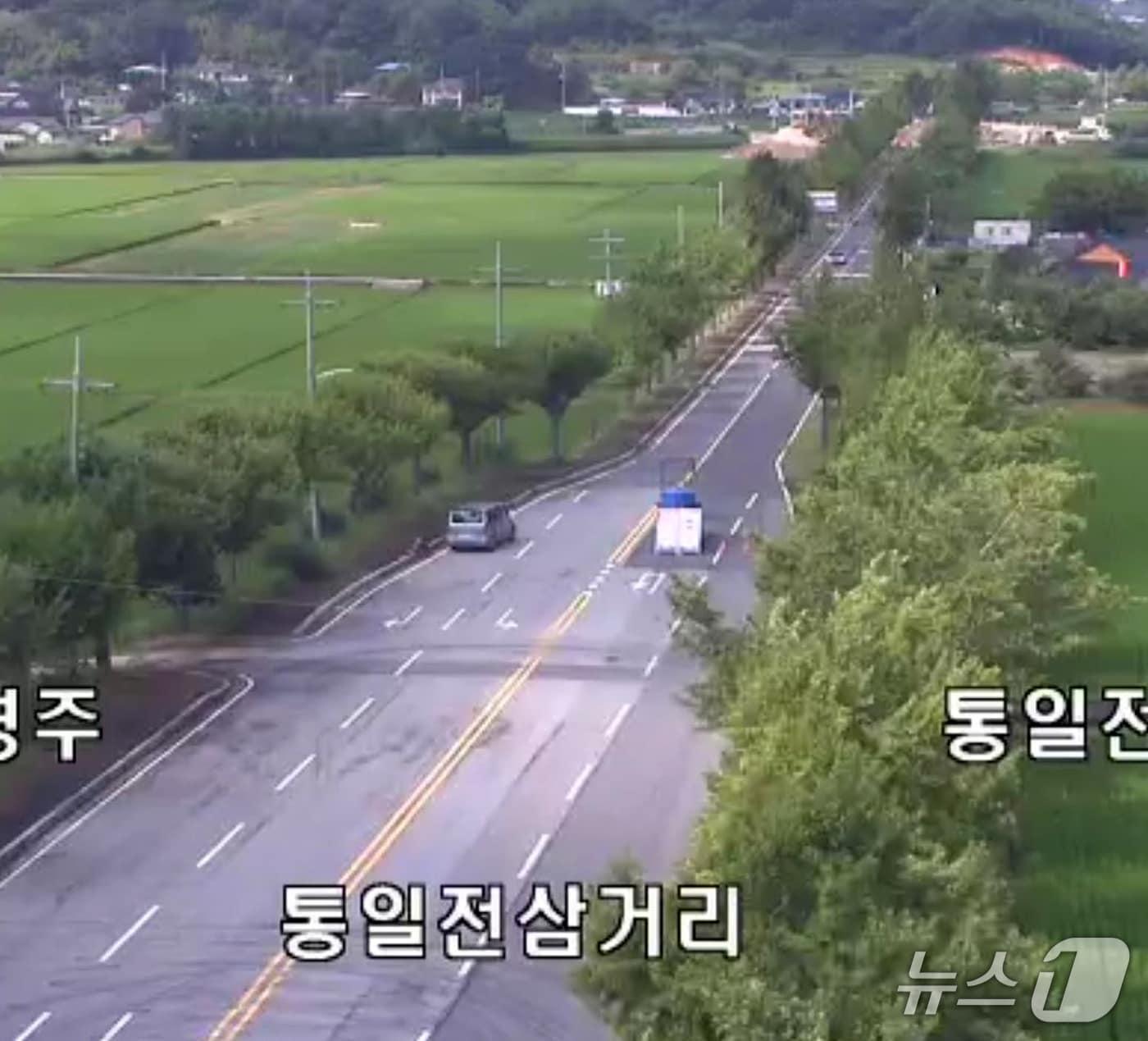 본문 이미지 - 140㎜의 폭우가 쏟아진 경주시에서 하천물이 불어나면서 일부 도로의 통행이 통제됐다. 4일 오전 임시도로 일부 구간이 유실돼 통행이 차단된 통일전삼거리 모습.(경주시 교통CCTV 갈무리, 재판매 및 DB금자) 2025.8.4/뉴스1 