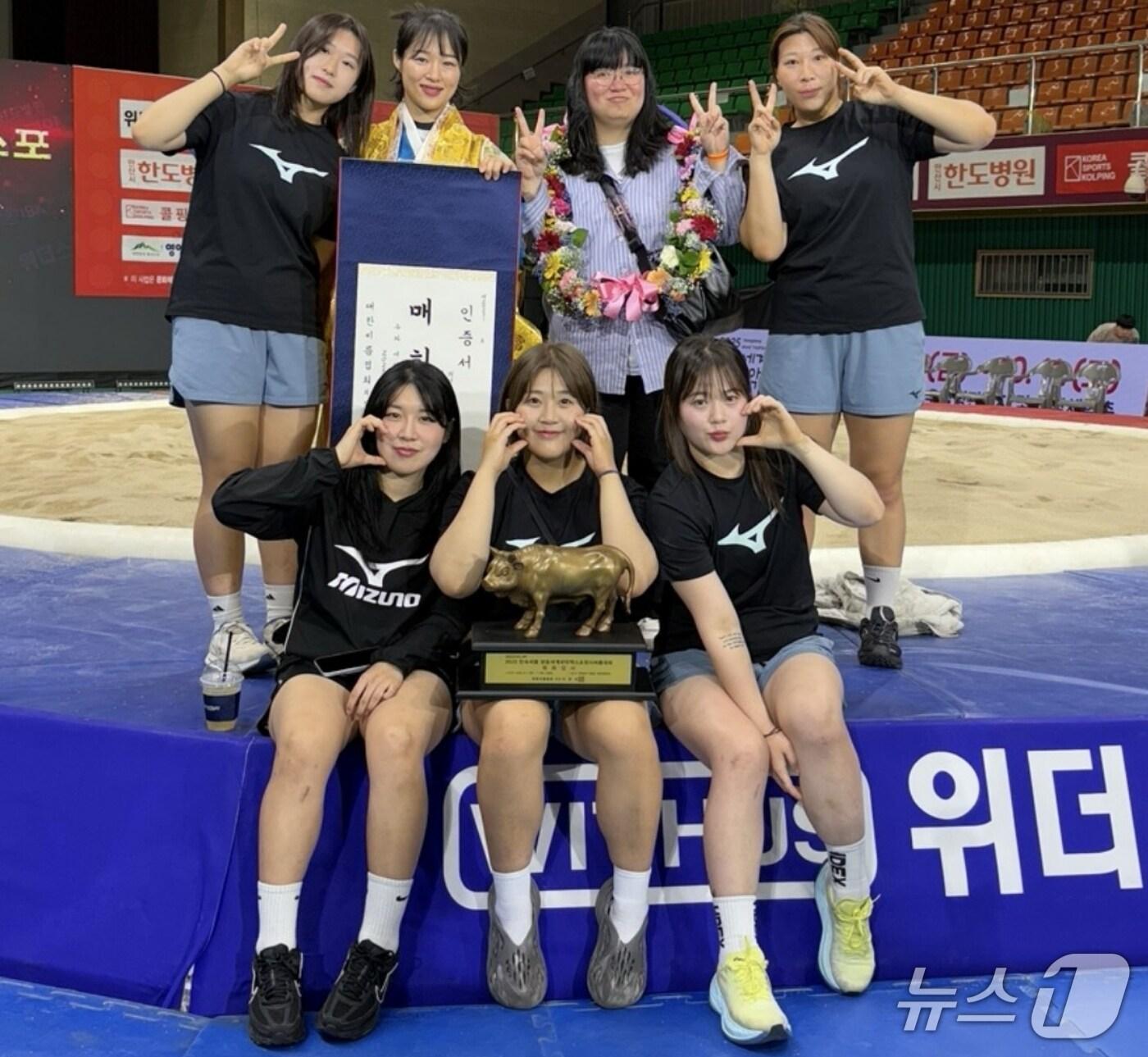 본문 이미지 - 충북 괴산군청 직장운동경기부 여자씨름단이 영동국악엑스포 장사씨름대회에서 우수한 성적을 거둔 뒤 기념촬영을 하고 있다.&#40;괴산군 제공, 재판매 및 DB금지&#41;/뉴스1