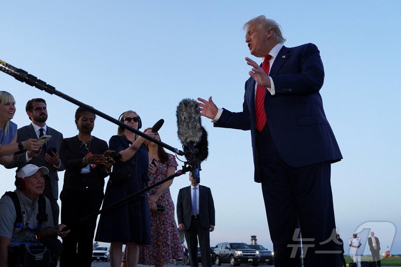 도널드 트럼프 미국 대통령이 3일&#40;현지시간&#41; 백악관으로 복귀하던 중 기자들과 만나 이야기를 하고 있다. 2025.8.4. ⓒ 로이터=뉴스1