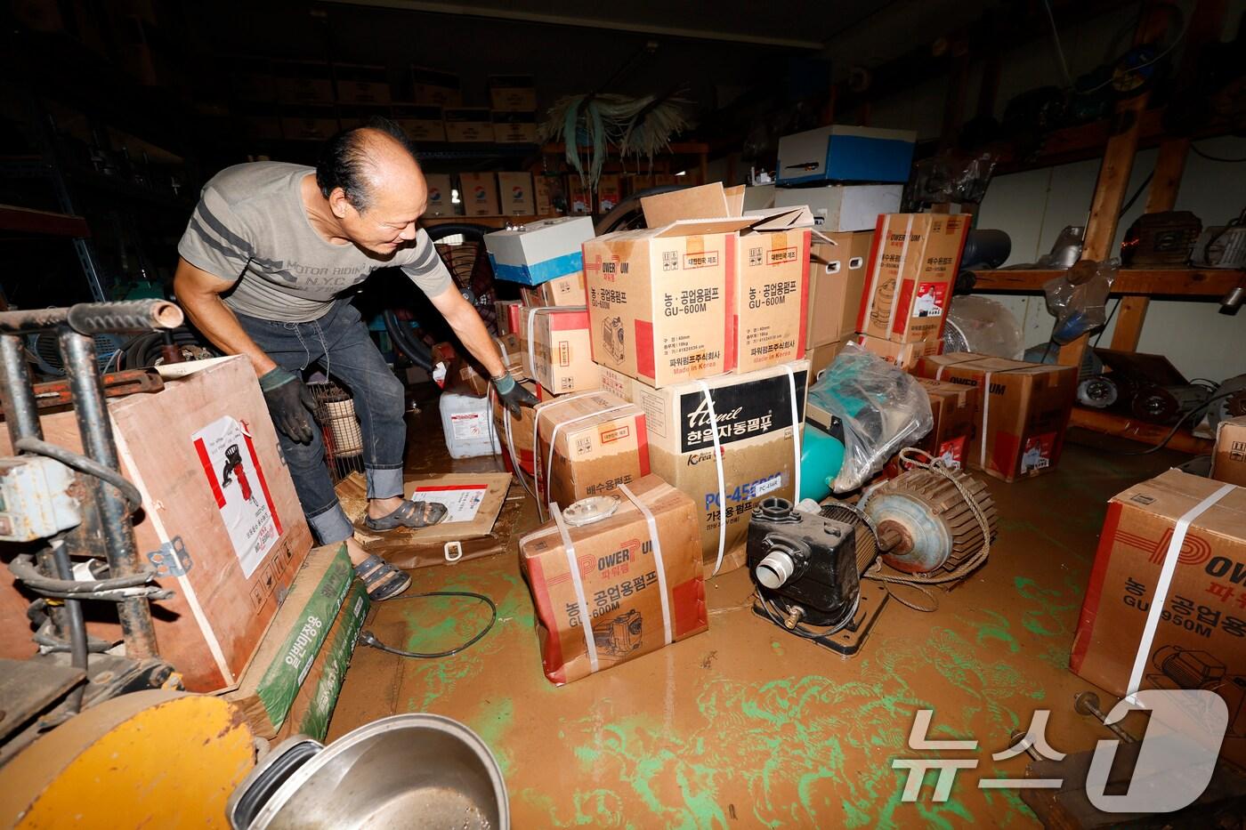 4일 전남 무안군 무안읍 한 철물점이  전날 내린 폭우로 모두 침수돼 상인이 복구 작업을 하고 있다. 2025.8.4/뉴스1 ⓒ News1 김태성 기자