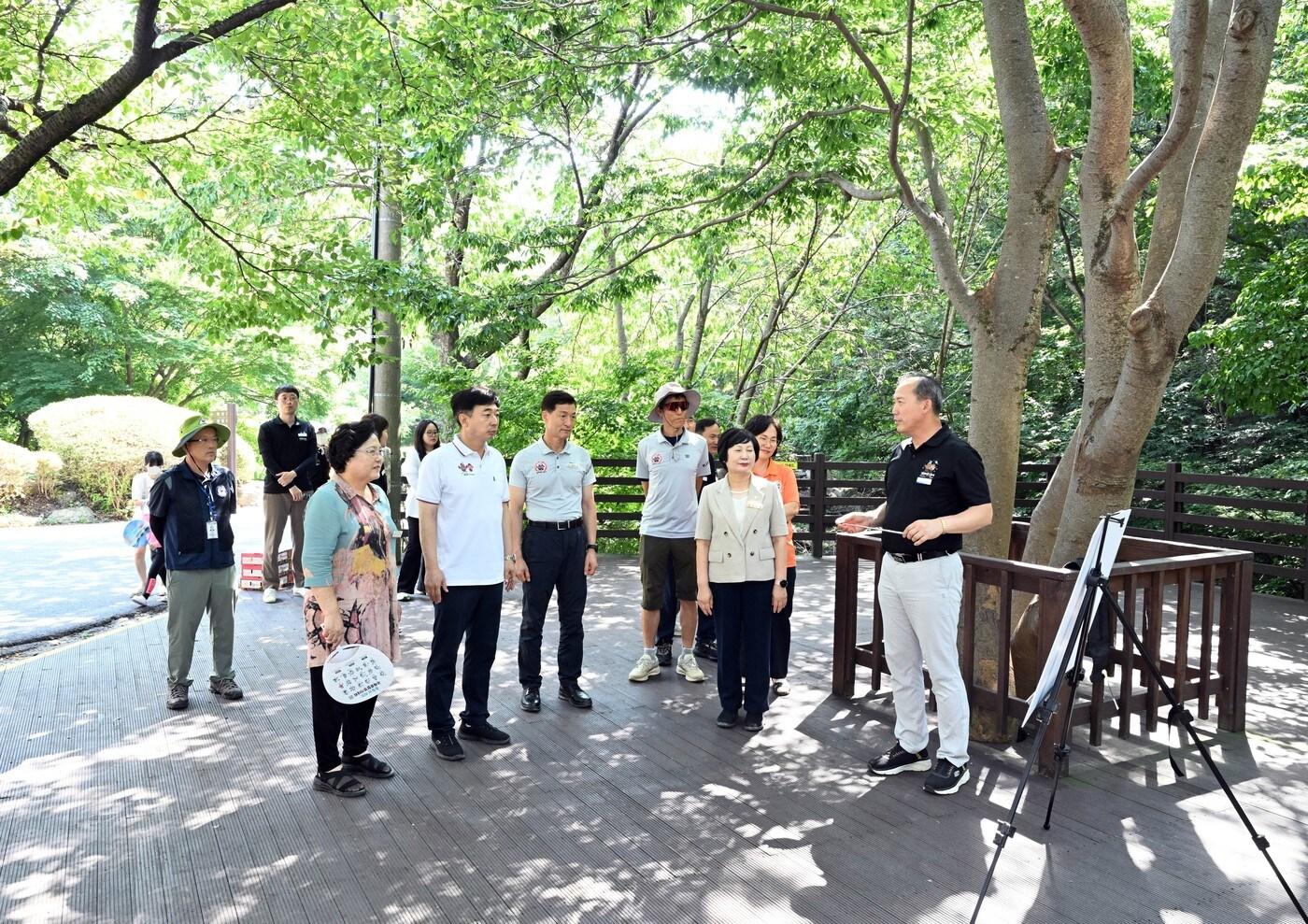피서지 근무자들 격려 모습.(보령시의회 제공. 재판매 및 DB금지)/뉴스1