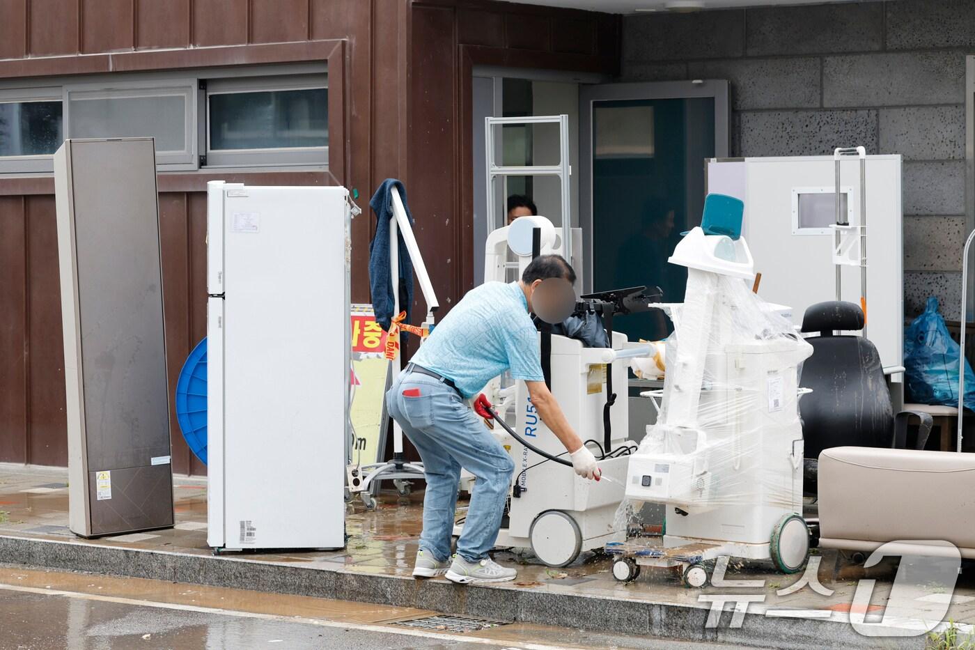 4일 전남 무안군 무안보건소에서 전날 내린 폭우로 가구, 기기들이 침수돼 직원들이 물로 씻어내고 있다. 2025.8.4/뉴스1 ⓒ News1 김태성 기자