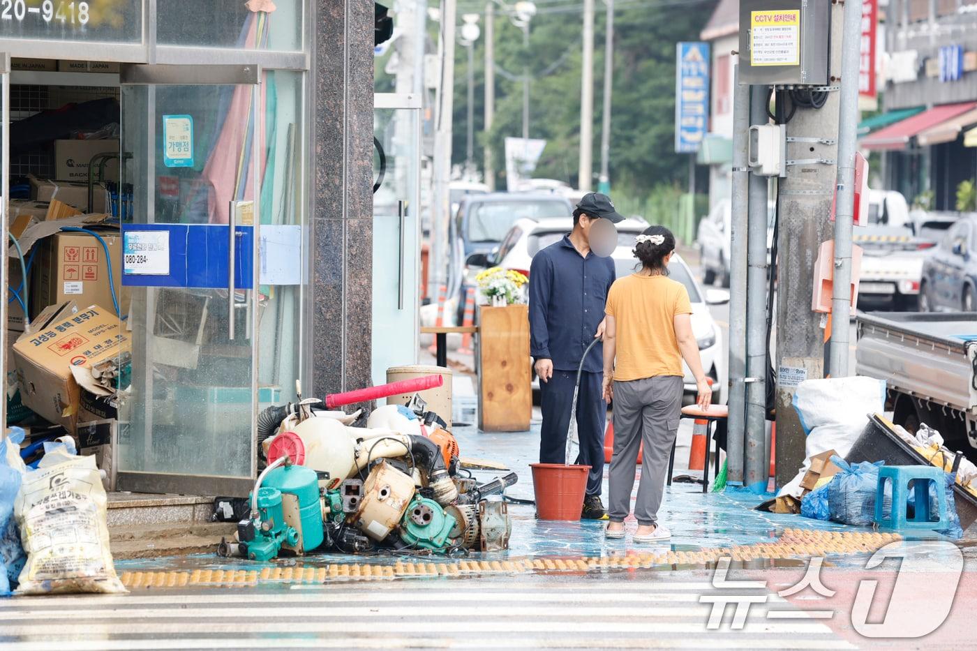 4일 전남 무안군 무안보건소 앞 한 가게가 전날 내린 폭우로 가게가 침수돼 상인들이 물로 잠긴 가재도구를 씻어내고 있다. 2025.8.4/뉴스1 ⓒ News1 김태성 기자