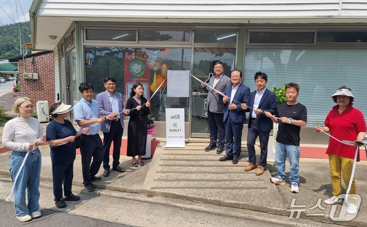 충북 괴산군은 '괴산형 청년창업 지원사업'의 하나로 선정한 청년 가게 3호점 '선렛' 인증 현판식을 4일 진행했다.(괴산군 제공, 재판매 및 DB금지)/뉴스1