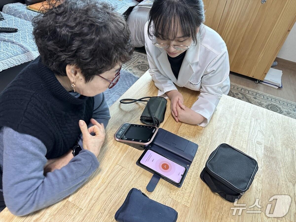 본문 이미지 -  제천시 보건소의 사물인터넷 활용 건강 데이터 분석 모습.(제천시 제공. 재판매 및 DB금지)/뉴스1