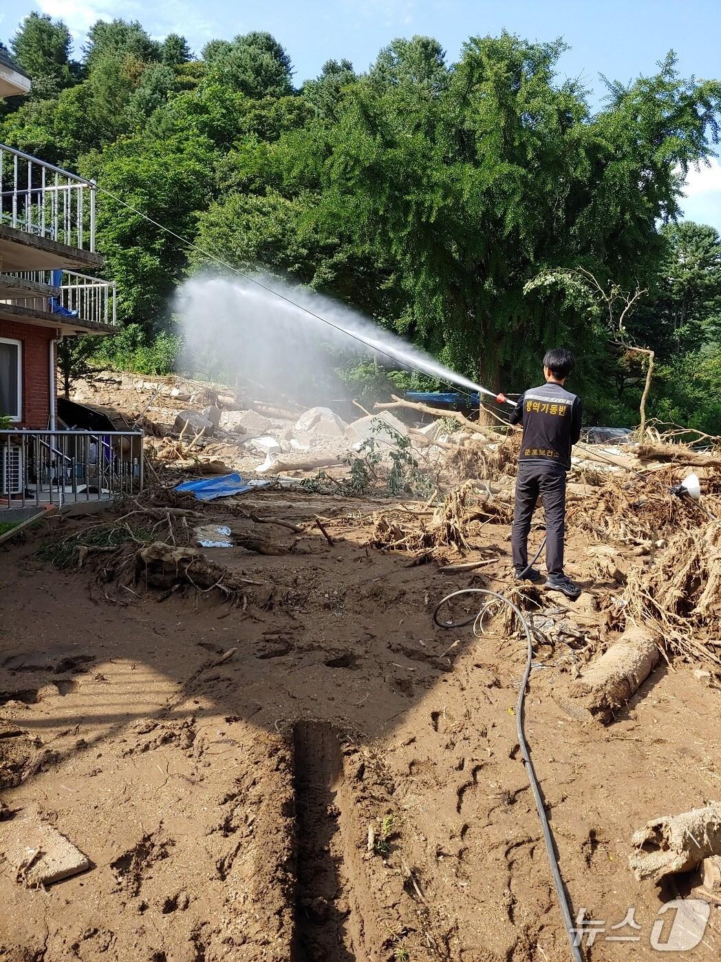 본문 이미지 - 경기 군포시 가평군 방역 지원. &#40;군포시 제공. 재판매 및 DB 금지&#41; 2025.8.4/뉴스1