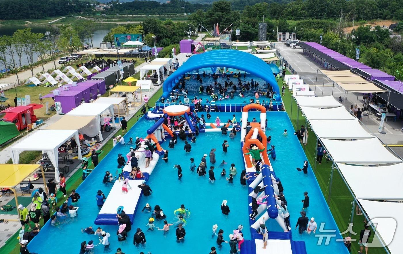 지난달 26일 개막한 강원 인제군 여름 축제인 &#39;여름愛 인제愛 빠지다&#39; 행사장 모습. 이번 축제는 8월10일까지 이어진다.&#40;인제군 제공. 재판매 및 DB금지&#41;/뉴스1