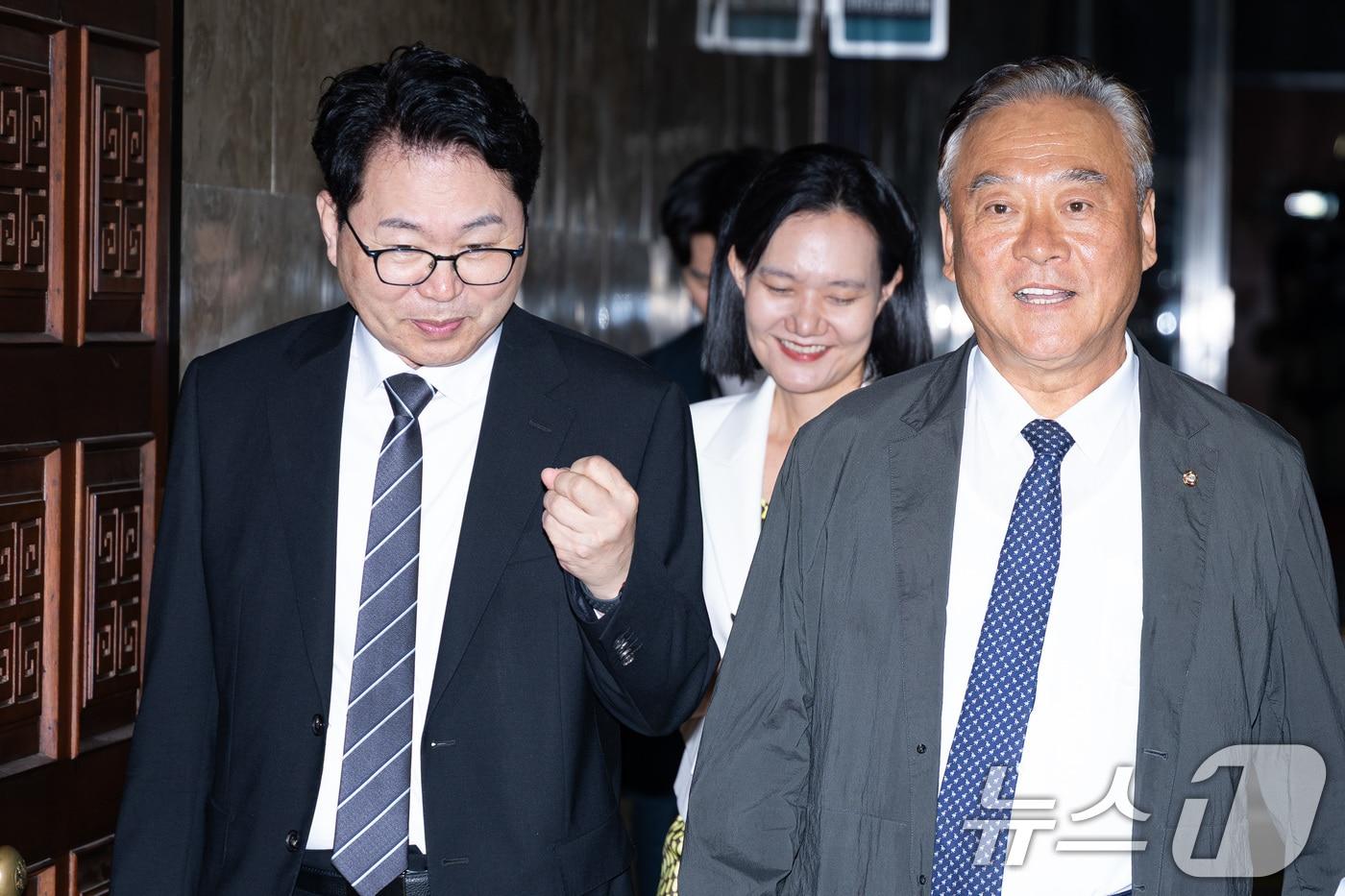 이한주 국정기획위원장&#40;왼쪽&#41;이 4일 서울 여의도 국회에서 열린 비공개 더불어민주당 의원총회에 입장하고 있다. 2025.8.4/뉴스1 ⓒ News1 유승관 기자