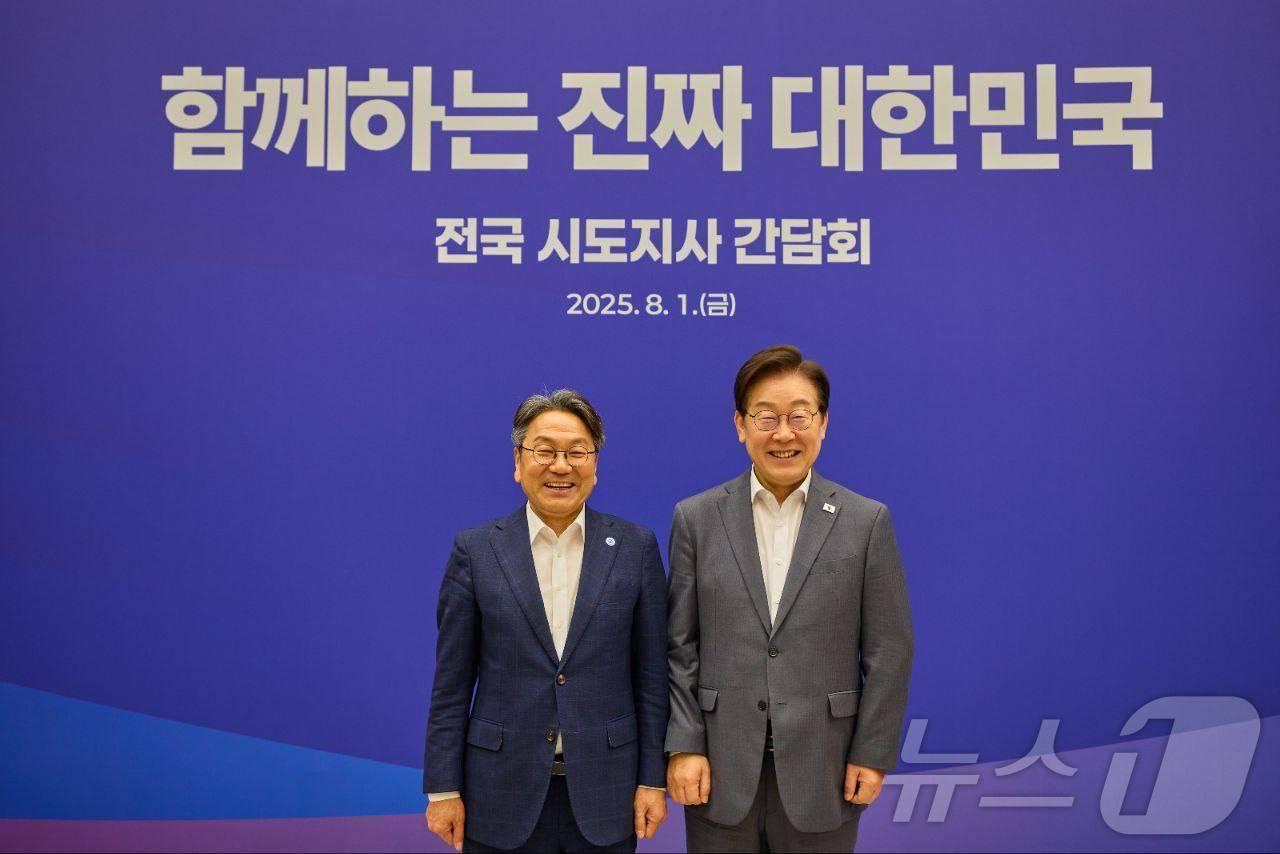 본문 이미지 - 강기정 광주시장이 지난 1일 전국 시도지사 간담회에서 이재명 대통령과 기념촬영을 하고 있다.&#40;강기정 시장 페이스북 캡처. 재판매 및 DB 금지&#41; 2025.8.4/뉴스1