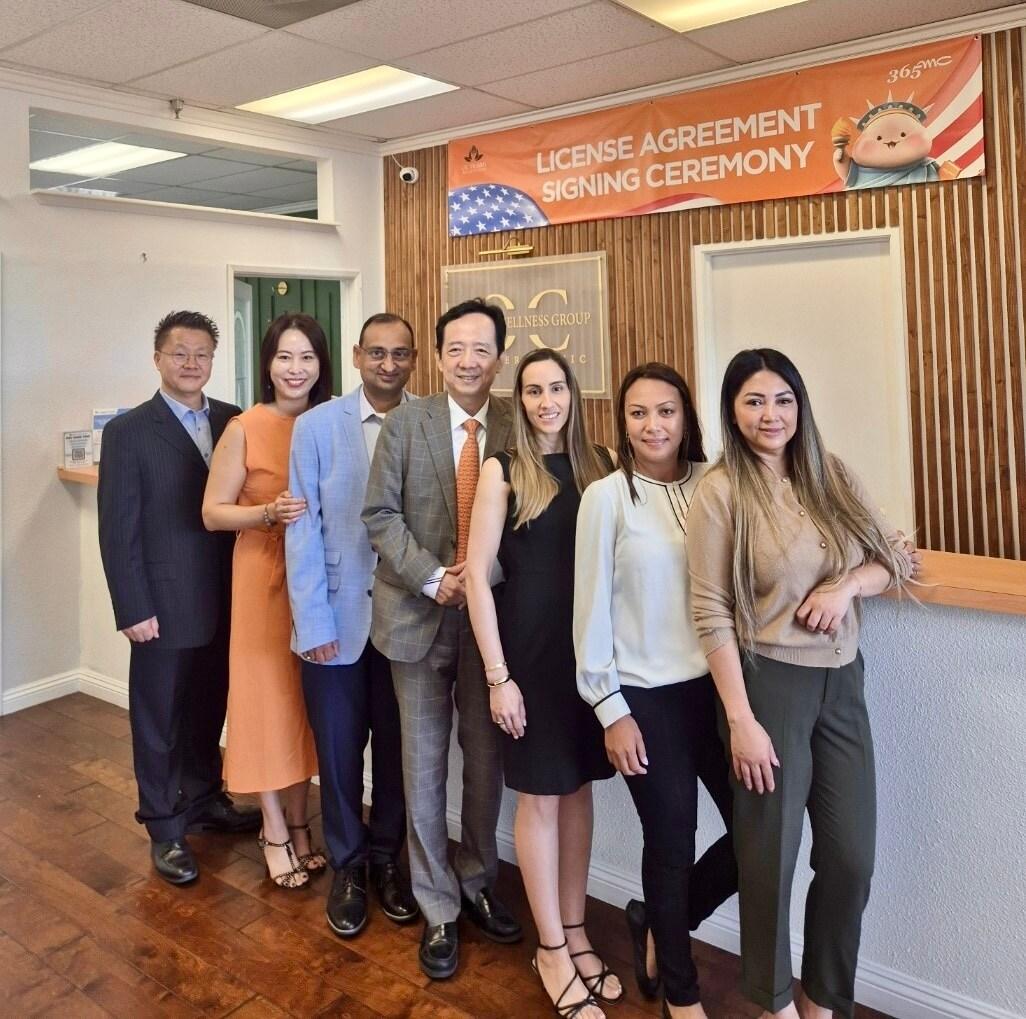 본문 이미지 - 365mc와 미국 오렌지카운티점 관계자들이 기념 사진을 촬영하고 있다.&#40;365mc 제공&#41;