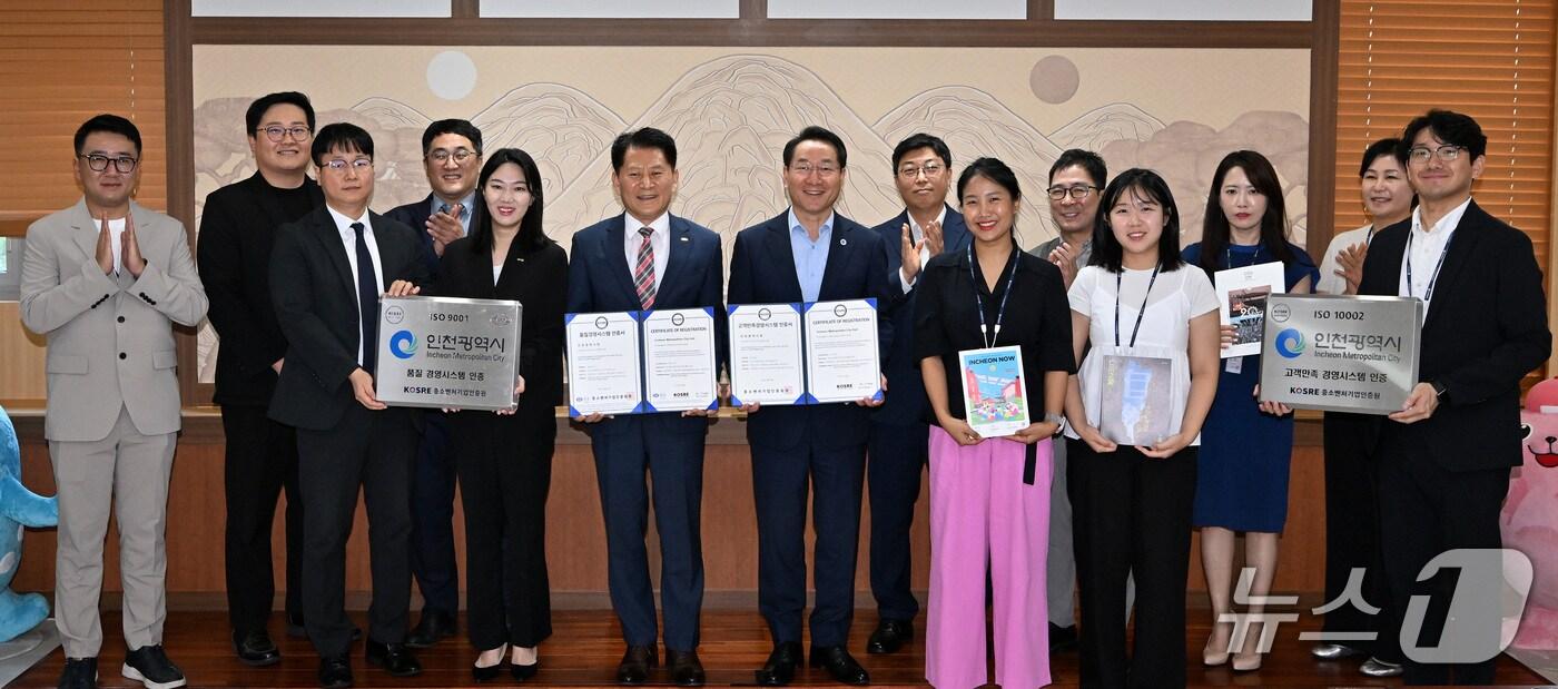 유정복 인천시장이 4일 시청 대접견실에서 열린 '품질경영(ISO 9001), 고객만족경영(ISO 10002) 국제 인증서·현판 수여식'에서 엄진엽 중소벤처기업인증원(KOSRE)원장 등 관계자들과 기념촬영을 하고 있다.(인천시 제공. 재배포 및 DB금지)2025.8.4/뉴스1