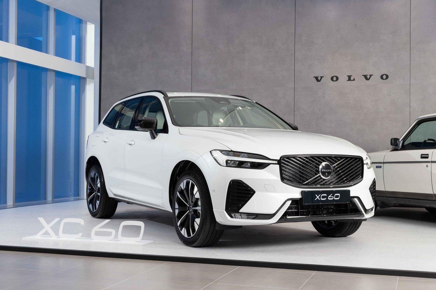 볼보자동차코리아가 4일 서울 용산 전시장에서 공개한  중형 스포츠유틸리티차&#40;SUV&#41; &#39;XC60&#39;의 신형 외관. 2세대 모델 2차 페이스리프트 버전으로 사진 속 전시된 차량은 다크 테마가 새롭게 적용된 B5 AWD 울트라 트림이다&#40;볼보차코리아 제공&#41;. 이날부터 공식 판매에 돌입했다. 2025.08.04.