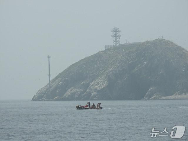 본문 이미지 - 군산해경이 수중 레저 활동이 금지된 공군 사격장인 직도 인근의 수중 레저 활동 감시를 강화한다.(군산해경 제공. 재판매 및 DB금지)