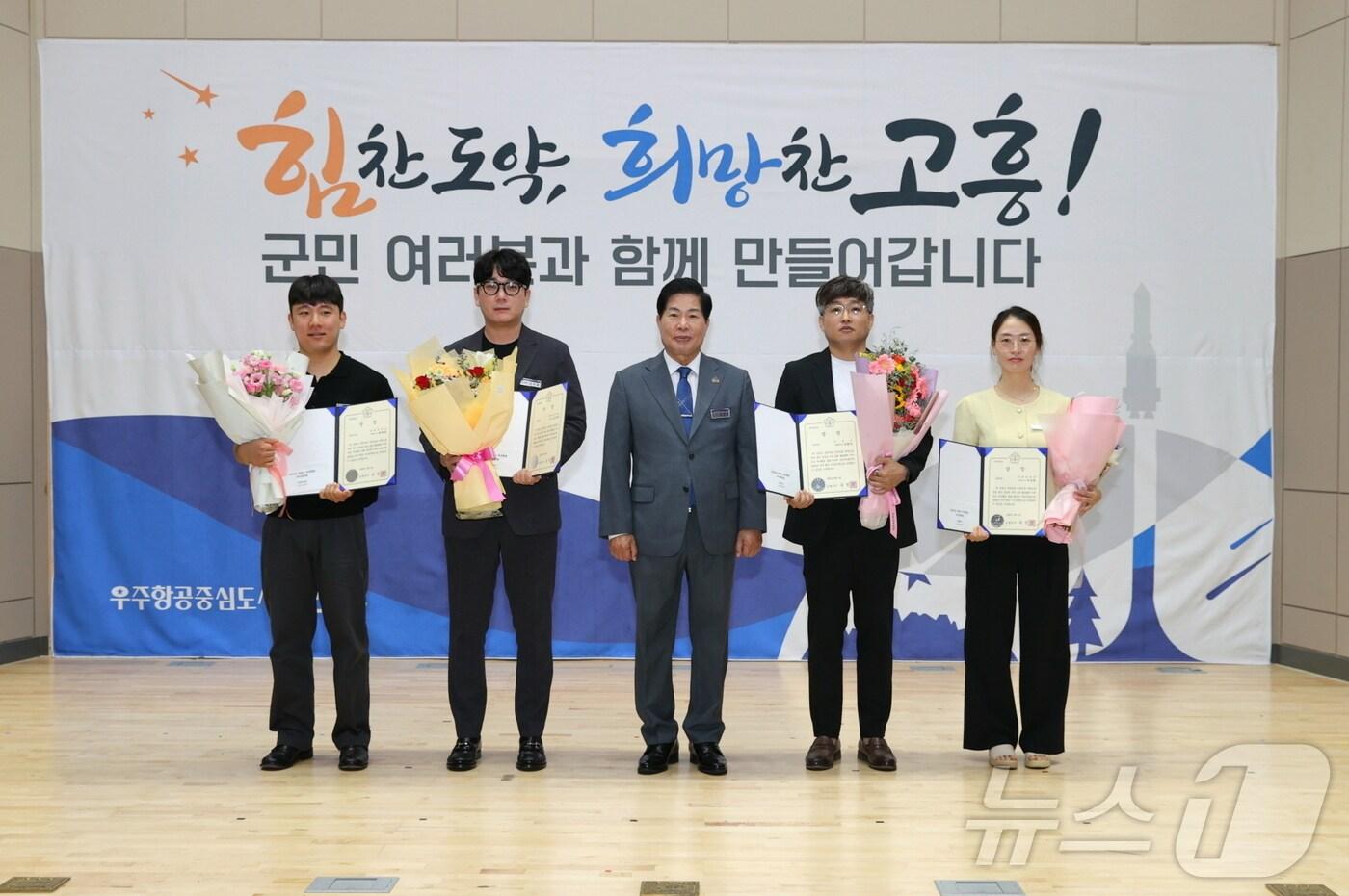 전남 고흥군은 상반기 적극행정 우수공무원 6명을 선정하고 기념사진을 찍고 있다.(고흥군 제공. 재판매 및 DB 금지)