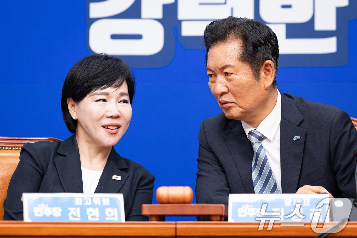 정청래 더불어민주당 대표와 전현희 최고위원이 4일 서울 여의도 국회에서 열린 최고위원회의에서 대화하고 있다. 2025.8.4/뉴스1 ⓒ News1 유승관 기자