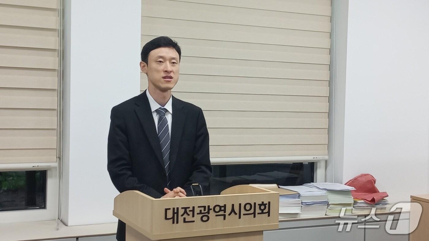 이중호 대전시의회 윤리특위원장이 4일 여직원 추행 혐의로 징역형을 선고받은 송활섭 시의원에 대한 징계안 심의 결과를 설명하고 있다. ⓒ 뉴스1