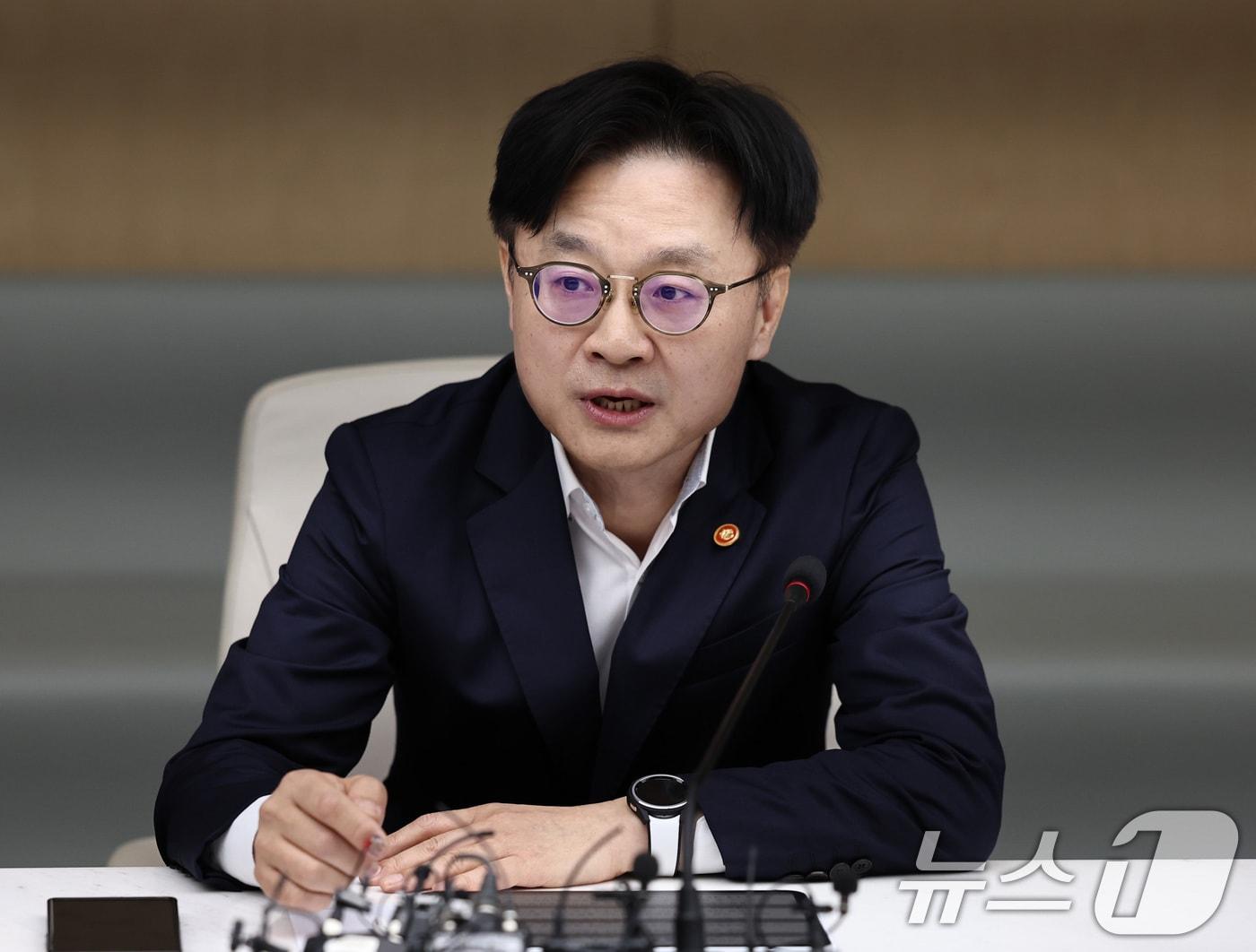 본문 이미지 - 김정관 산업통상자원부 장관이 4일 오전 서울 중구 대한상공회의소에서 열린 대미 통상전략 라운드 테이블에서 모두발언을 하고 있다. 2025.8.4/뉴스1 ⓒ News1 구윤성 기자