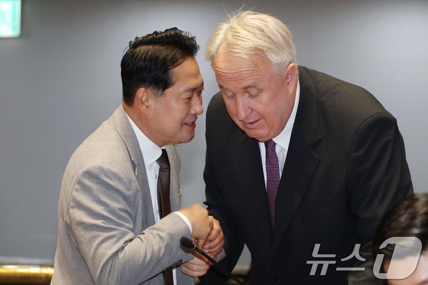 국민의힘 당대표 후보인 장동혁 의원이 지난 8월 4일 오전 서울 여의도 국회에서 열린 의원총회에서 인요한 의원과 대화하고 있는 모습. 2025.8.4/뉴스1 ⓒ News1 이광호 기자